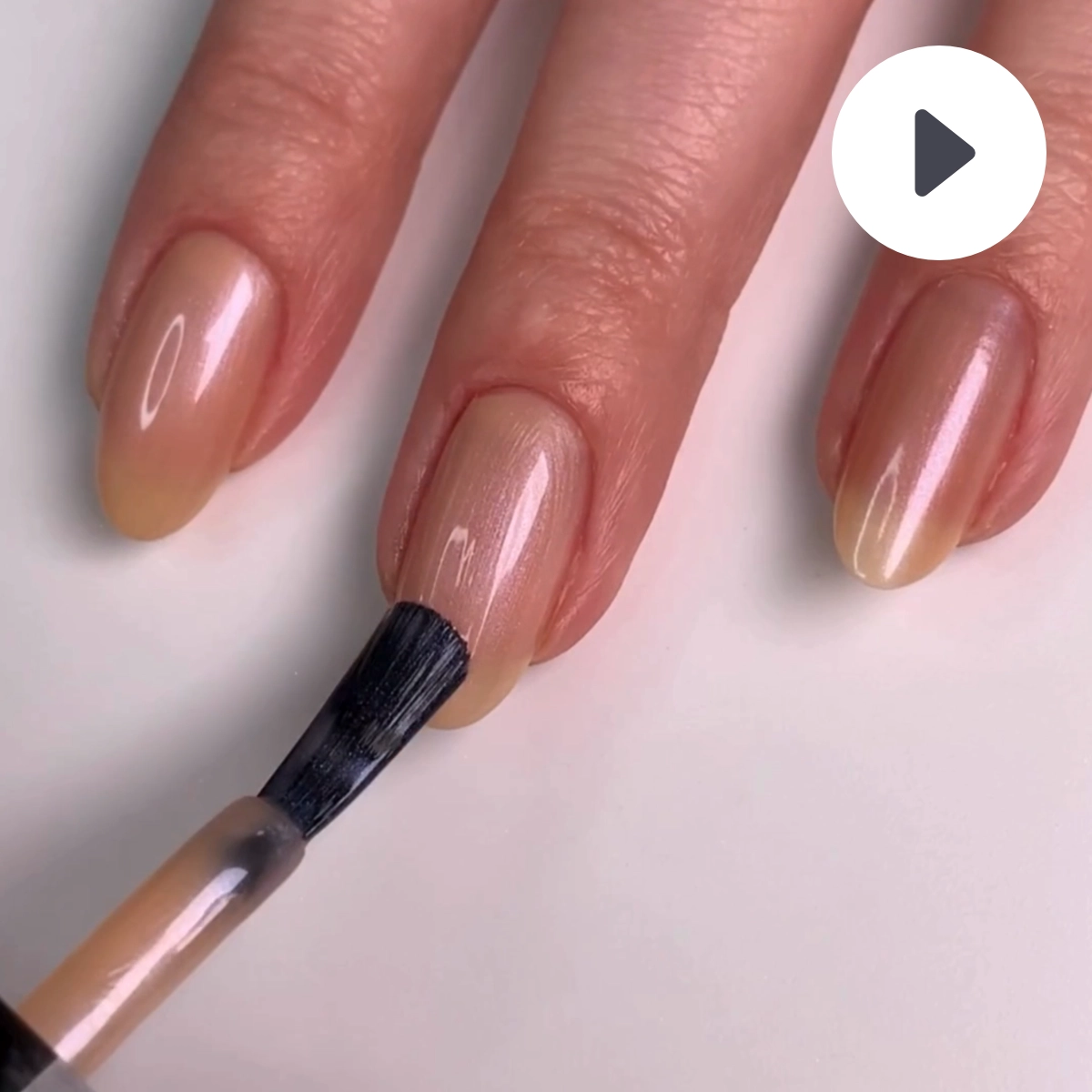 Video LONDONTOWN kur Illuminating Nail Concealer Rozjasňovač nechtov Bare